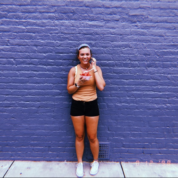 Meet your Posher, Emily - Picture 1 of 3